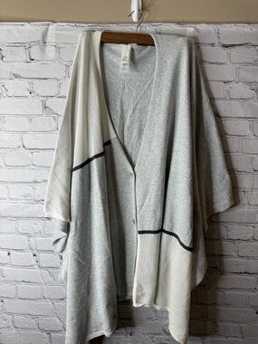 Marla Wynne Light Gray and Cream Open Front Cardigan Cape kimono sleeves